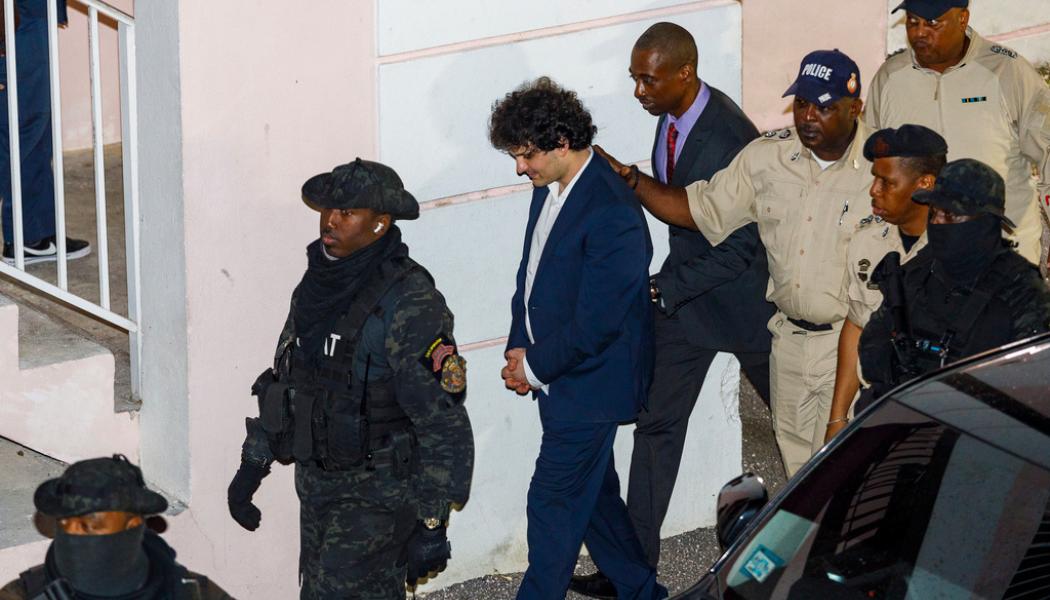 Austin Fernander/The Tribune Bahamas: Samuel Bankman-Fried grips i Bahamas den 13 december. Arkivbild.