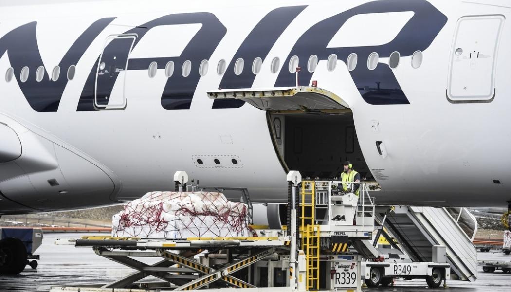 Emmi Korhonen/AP/TT: Lastning av ett Finnair-plan. Arkivbild.
