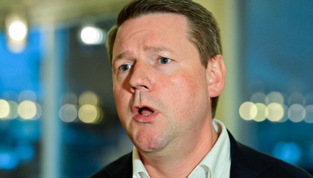 Jonas Ekströmer/TT: Socialdemokraternas partisekreterare Tobias Baudin begär att regeringen tar kampen, tillsammans med Danmark, mot EU:s nya direktiv om minimilöner. Arkivbild.