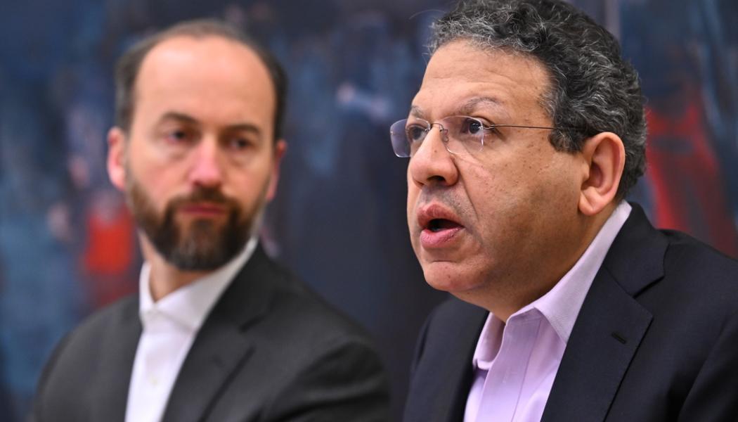Claudio Bresciani / TT: Lågkonjunkturen kan bli mildare och kortare än vad man tidigare trott – men prognosen är osäker, enligt Khaled Sakr, delegationschef för Internationella valutafondens (IMF) så kallade artikel IV-konsultation av den svenska ekonomin.