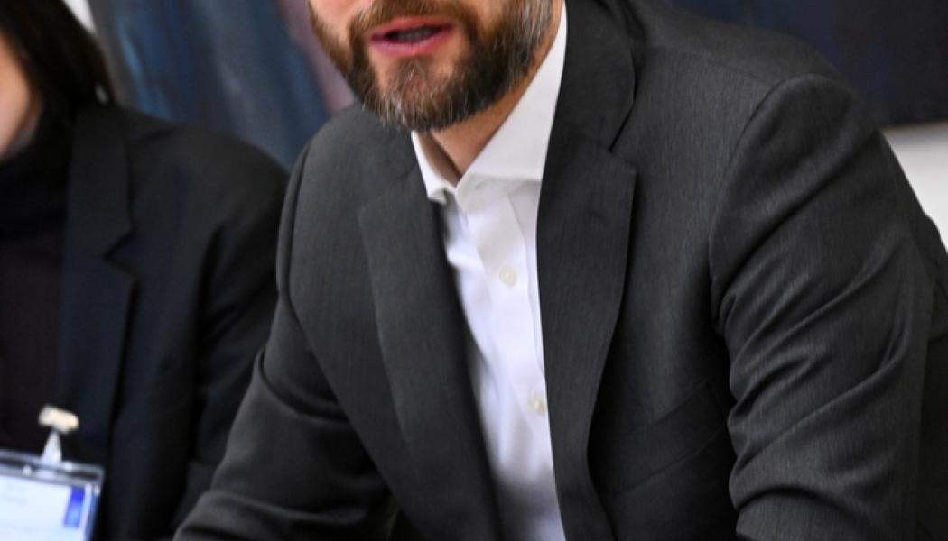 Claudio Bresciani / TT: Delegationschefen för FSAP Tommaso Mancini Griffoli under fredagens pressträff i Riksbankens lokaler.