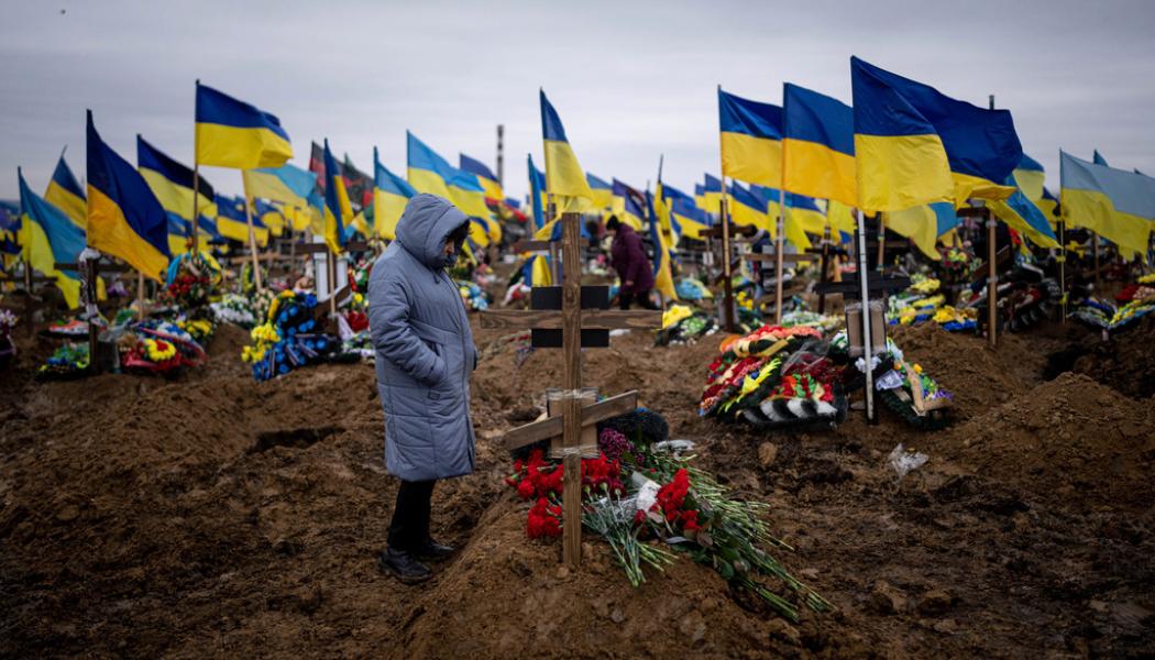 Evgeniy Maloletka/AP/TT: Hustrun till den omkomna ukrainske soldaten Serhij Klymenkos besöker hans grav utanför Charkiv, Ukraina. Arkivbild