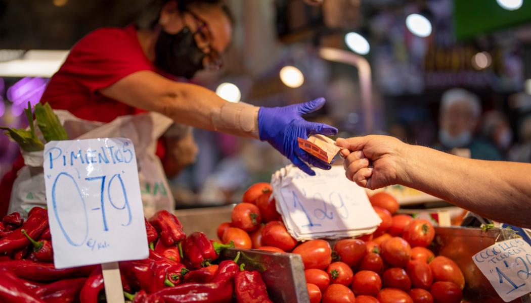 Manu Fernandez/AP/TT: Det är stora skillnader på inflationen mellan olika EU-länder. I Spanien låg den i februari på 6 procent, mot ett EU-snitt på 9,9 procent och 25,8 procent i Ungern. Arkivbild.