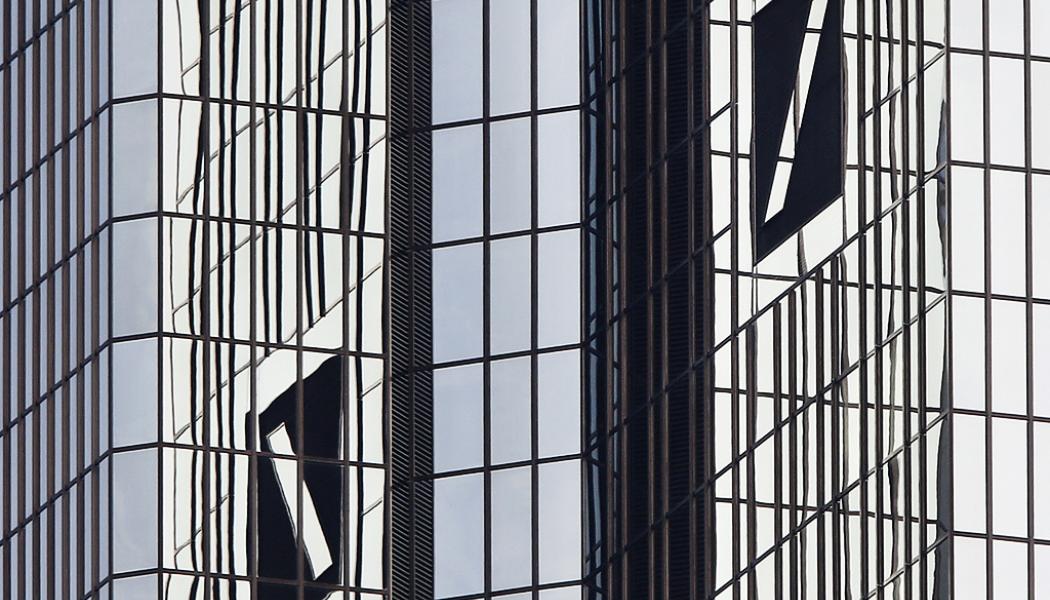 Michael Probst AP/TT: Deutsche Bank, hårt pressad i bankoron, bekräftar finansiella mål. Arkivbild