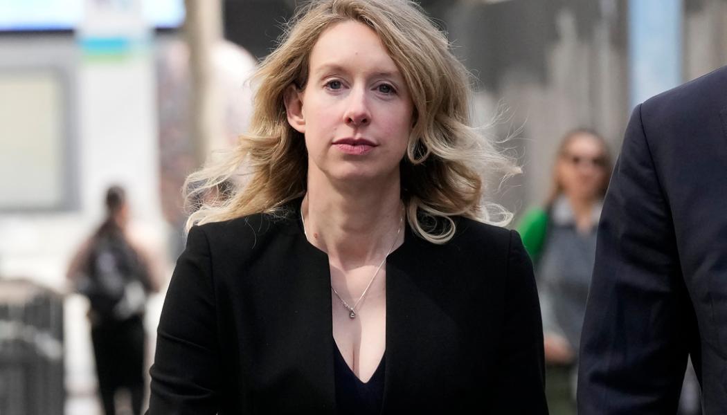 Jeff Chiu/AP/TT: Elizabeth Holmes i samband med fredagens domstolsförhandling.