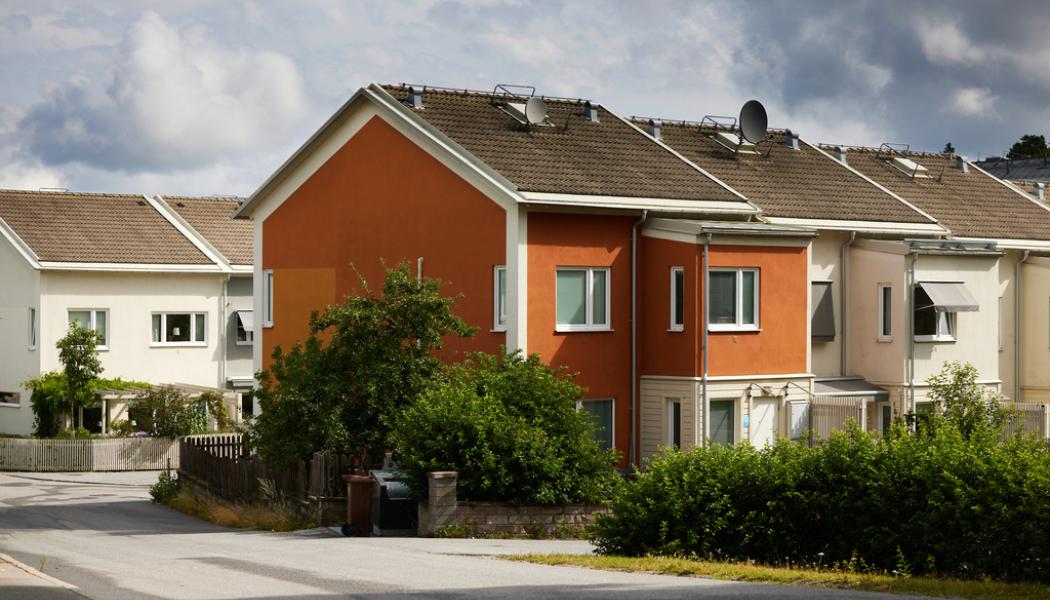 Fredrik Persson/TT: Stigande räntor pressar hushållens ekonomi och bostadspriserna, och det är inte över. Arkivbild.