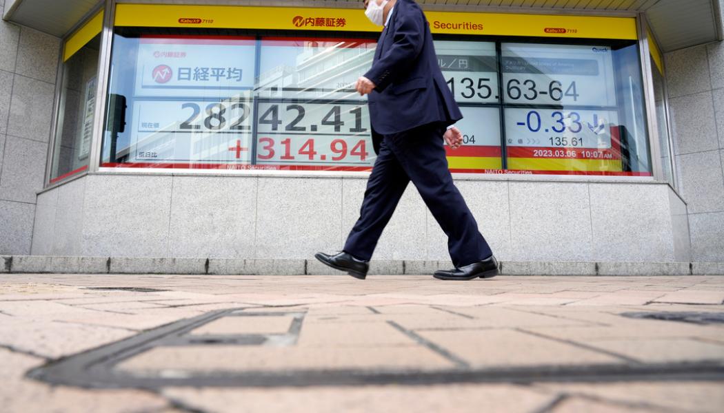 Eugene Hoshiko/AP/TT: Tokyobörsen inledde handelsveckan uppåt. Arkivbild.