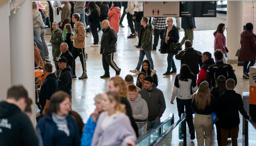 Björn Larsson Rosvall/TT: Människor som påskhandlade på Nordby shoppingcenter i Strömstad i fjol. Arkivbild.