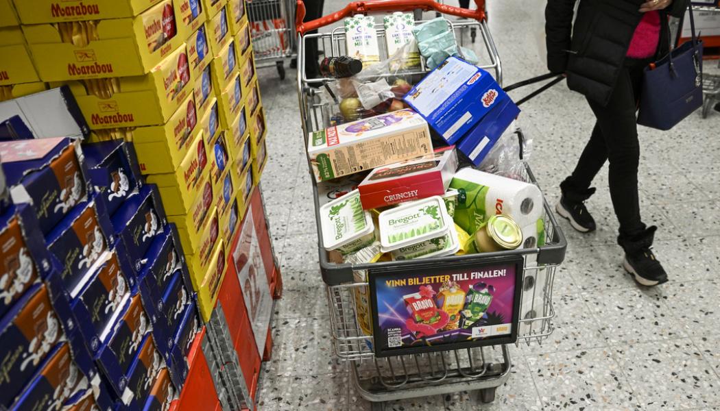 Fredrik Sandberg/TT: Ica sänker priserna på över 300 varor. Coop sänker priserna på grönsaker och frukt med 12 procent för medlemmar. Arkivbild.