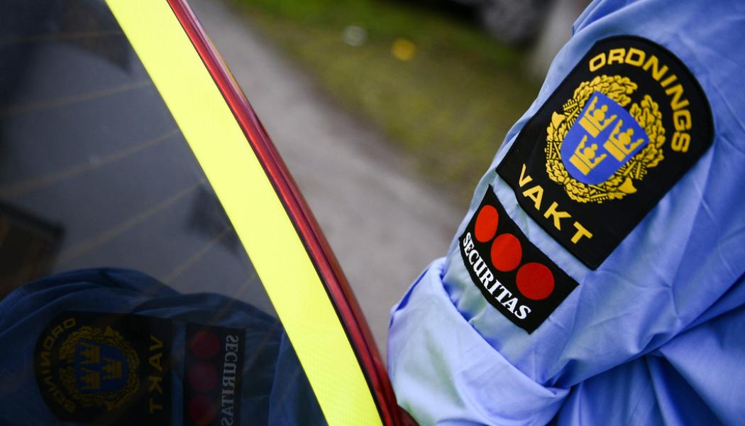 Tim Aro/TT: En Securitasvakt håller koll. Arkivbild.