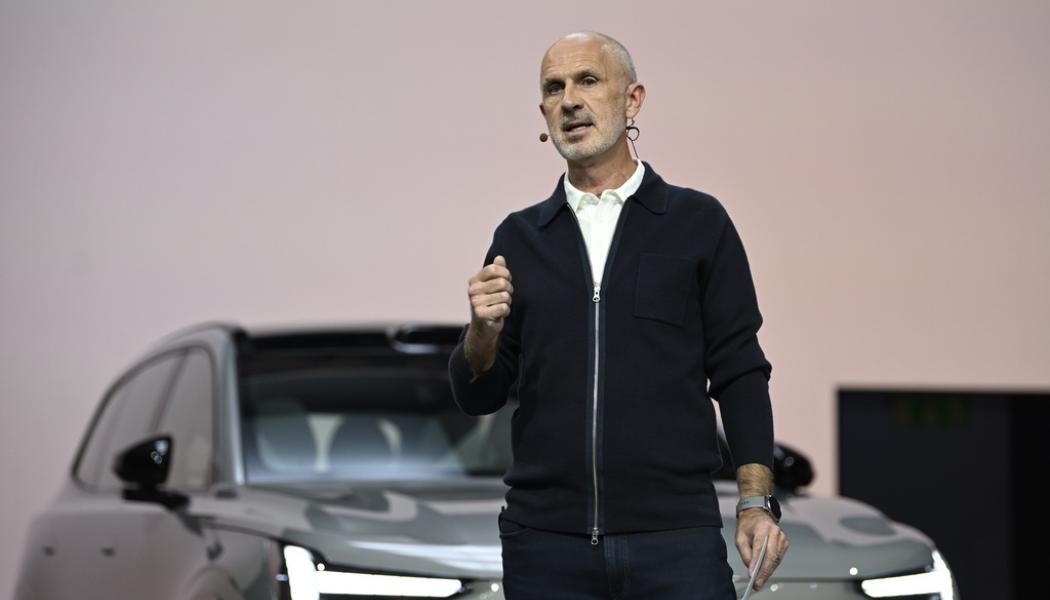 Anders Wiklund/TT: Volvos vd Jim Rowan framför den nya modellen EX90. Aktien har tappat en dryg femtedel sedan årsskiftet. Arkivbild.