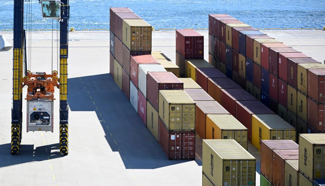 Fredrik Sandberg/TT: Svenska exportföretag ser ljusare på framtiden. På bilden containrar i Nynäshamn. Arkivbild.