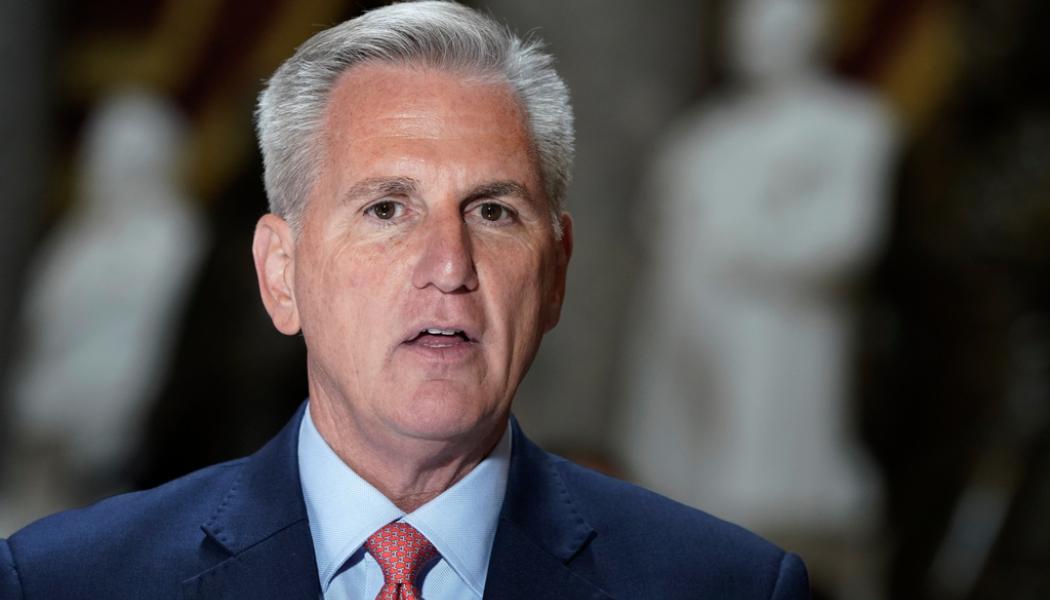 Mariam Zuhaib/AP/TT: Kevin McCarthy skickar förhandlare till Vita huset.