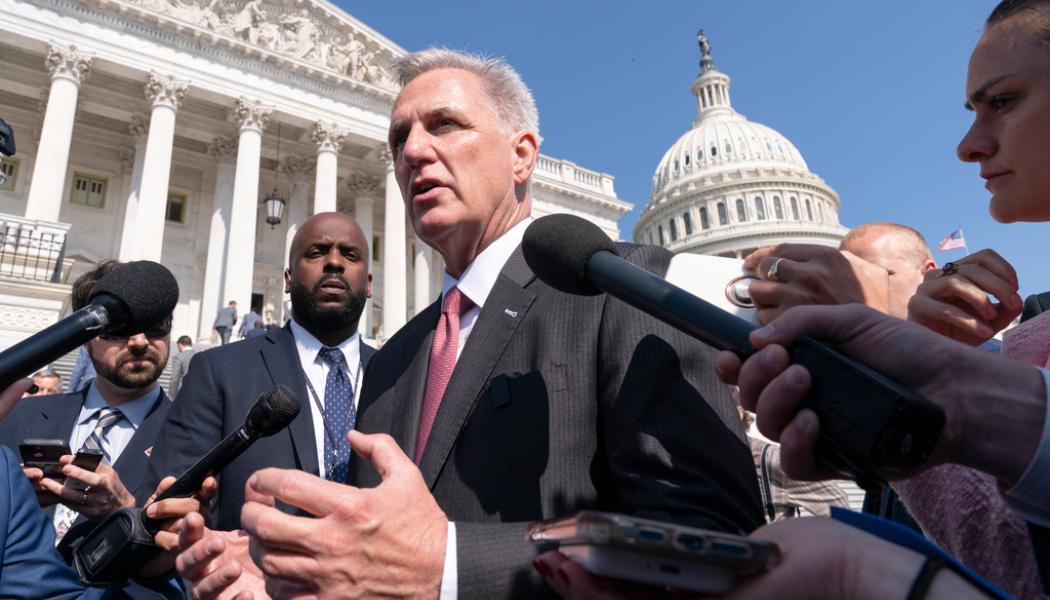 Jacquelyn Martin/AP/TT: Kevin McCarthy, representanthusets talman, utanför kongressbyggnaden i Washington.