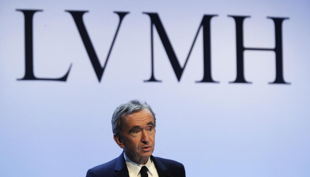 Thibault Camus/AP/TT: LVMH:s vd Bernard Arnault skrotar hotellplanerna. Arkivbild.