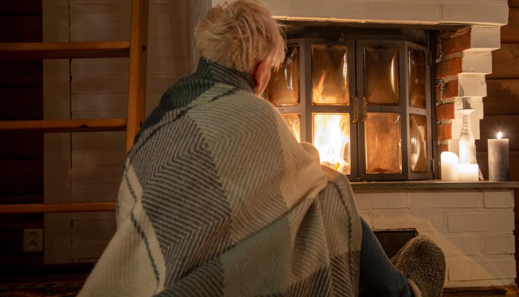 Martina Holmberg / TT: Dags fylla på vedförrådet. Elbrist hotar några vintrar bort. Arkivbild.