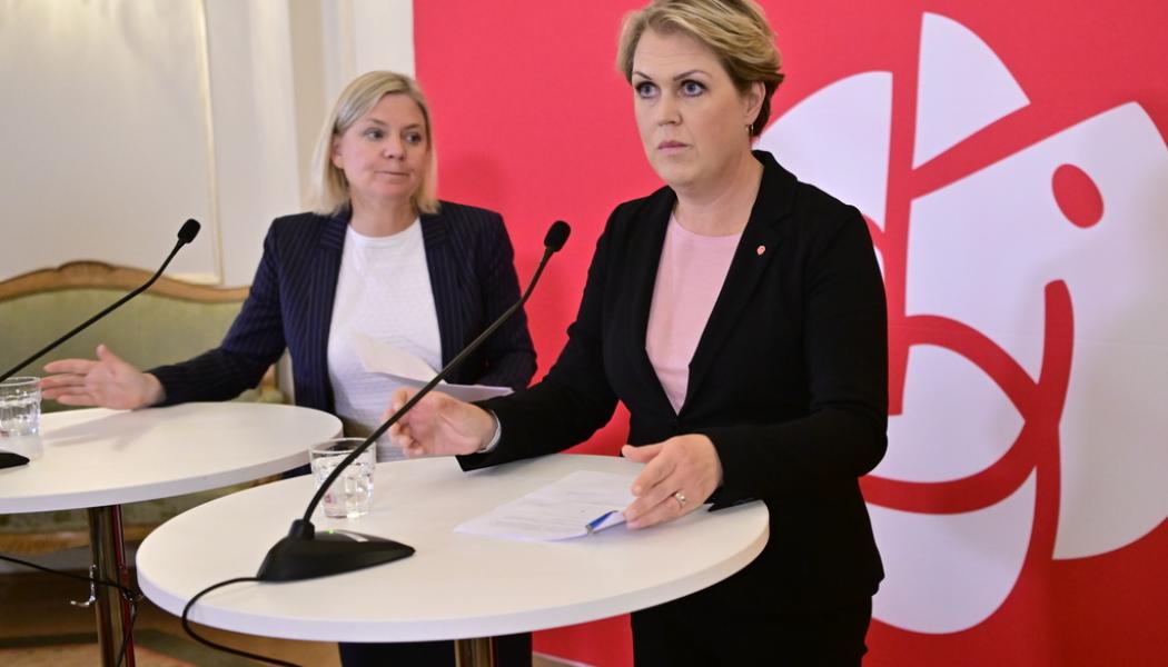 Jonas Ekströmer/TT: Lena Hallengren, Socialdemokraternas gruppledare i riksdagen, och Socialdemokraternas partiledare Magdalena Andersson. Arkivbild.