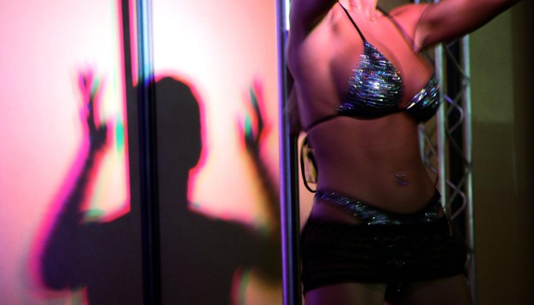Martian Trezzini/AP/TT: De anställda på strippklubben jobbar nattetid och får inte den dygnsvila de har rätt till. Därför ska strippklubben betala drygt sex miljoner i sanktionsavgift. Arkivbild.