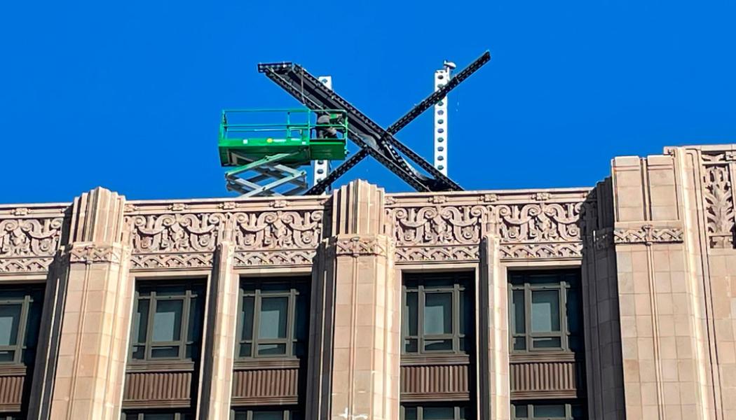 Haven Daley/AP/TT: Ett gigantiskt X har ersatt den blå Twitterfågel-skylten på taket av företagets huvudkontor i San Francisco.