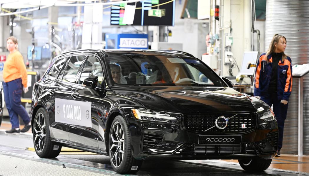 : En Volvobil lämnar bandet. Arkivbild.