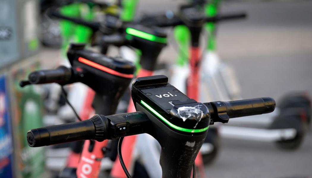 Janerik Henriksson/TT: De bolag som hyr ut elsparkcyklar kommer enligt regeringens förslag bli skyldiga att teckna trafikförsäkring. Arkivbild.