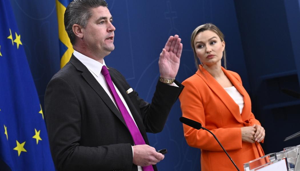 Claudio Bresciani / TT: Oscars Sjöstedt (SD) och energi- och näringsminister Ebba Busch (KD) presenterar sänkt skatt på bensin och diesel från 2024.