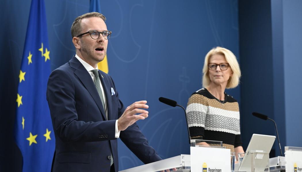 Anders Wiklund/TT: Bostadsminister Andreas Carlson (KD) och finansminister Elisabeth Svantesson (M) på en pressträff.