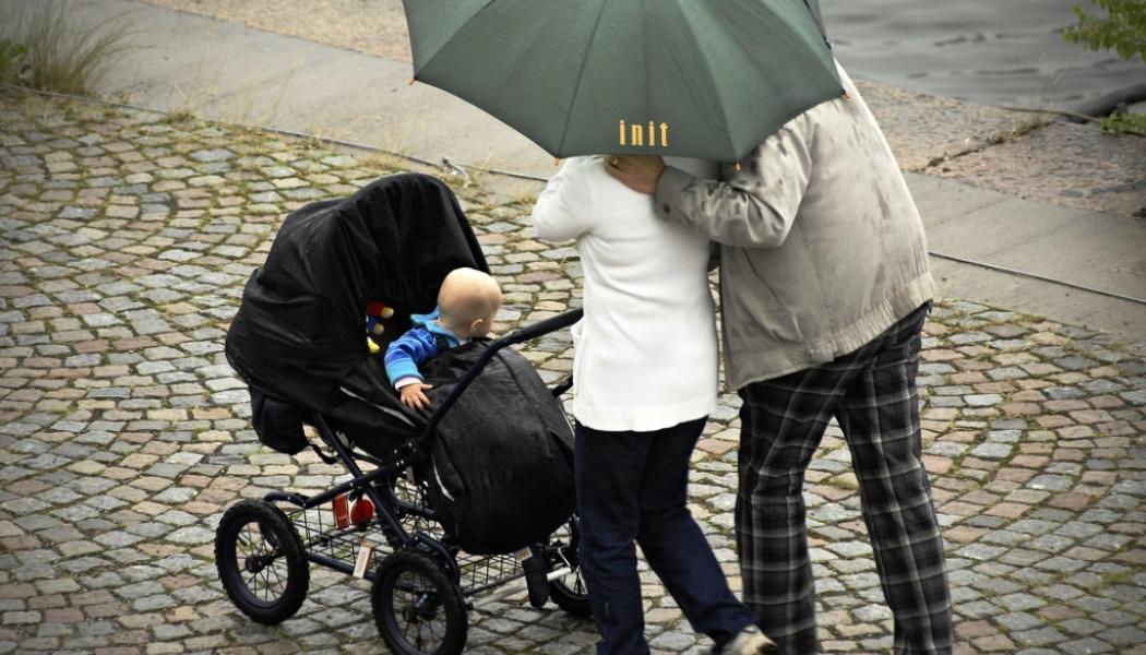 Hasse Holmberg / TT: Det är mörka moln över många familjers ekonomi just nu. Arkivbild.