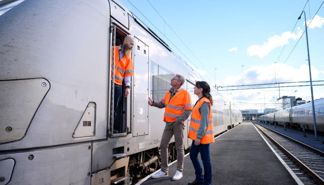 Jessica Gow/TT: Eleverna Fredrik Asterkvist (till vänster) och Biljana Milovac tillsammans med initiativtagaren Lars Broddén (mitten) för SJ:s lokförarutbildning.