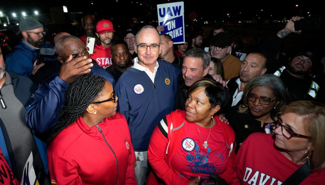 Paul Sancya/AP/TT: Bilarbetarfacket UAW tvekar inte att utöka strejken på tre stora bilindustrier i USA om företagen inte kommer med bättre bud än hittills, enligt facket UAW:s ordförande Shawn Fain (i mitten).