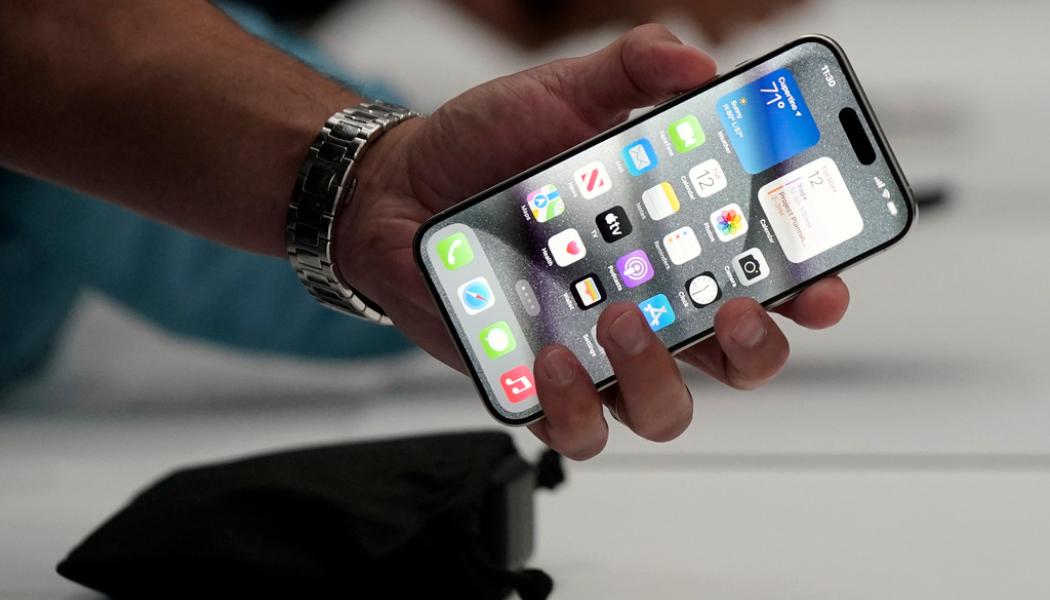 Jeff Chiu AP/TT: Apples nya mobiltelefon, Iphone 15 Pro, lanserades i september. Arkivbild