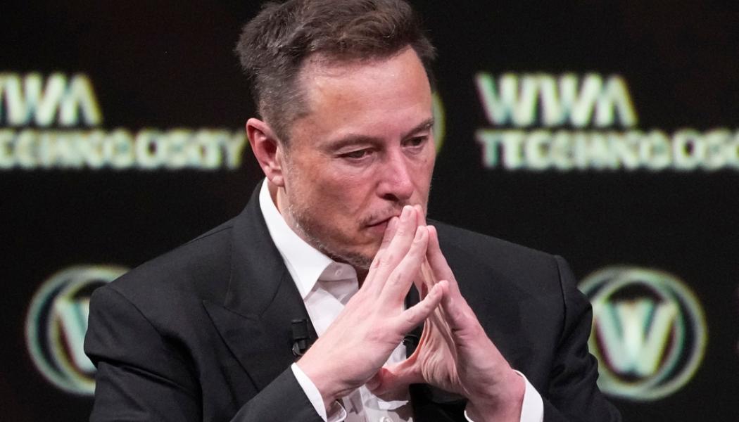 Michel Euler/AP/TT: Tesla, med vd:n och grundaren Elon Musk, antas trots kraftiga prissänkningar i år inte lyckas öka leveransvolymerna i tredje kvartalet. Arkivbild