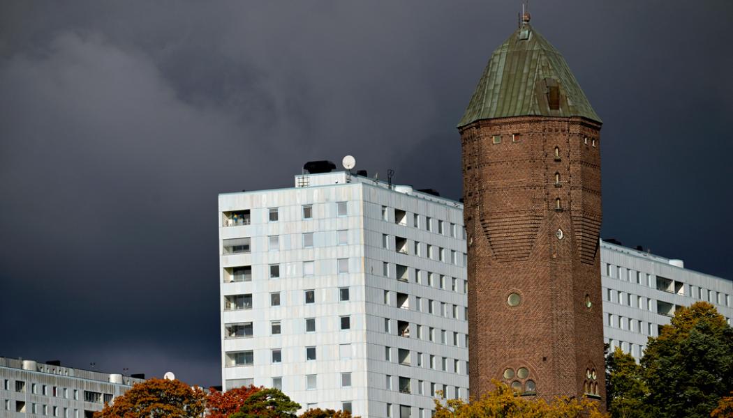 Janerik Henriksson/TT: Vattentornet i Hagalund med höghusområdet Blåkulla. Arkivbild.