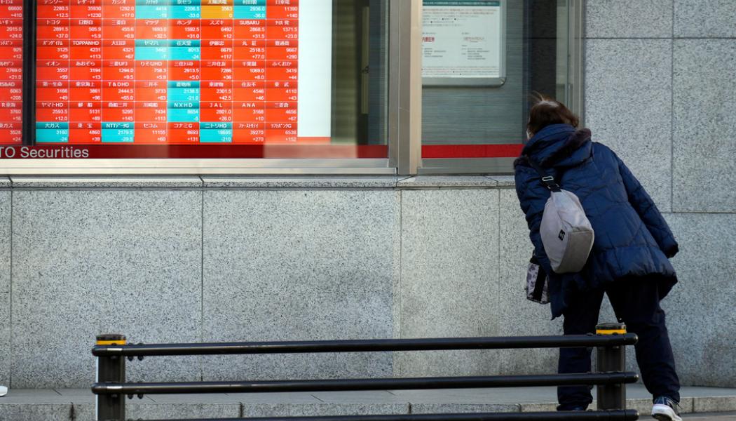 Eugene Hoshiko/AP/TT: Tokyobörsen handlades på plus medan Kina och Hongkong backade under handelsveckans första dag. Arkivbild.