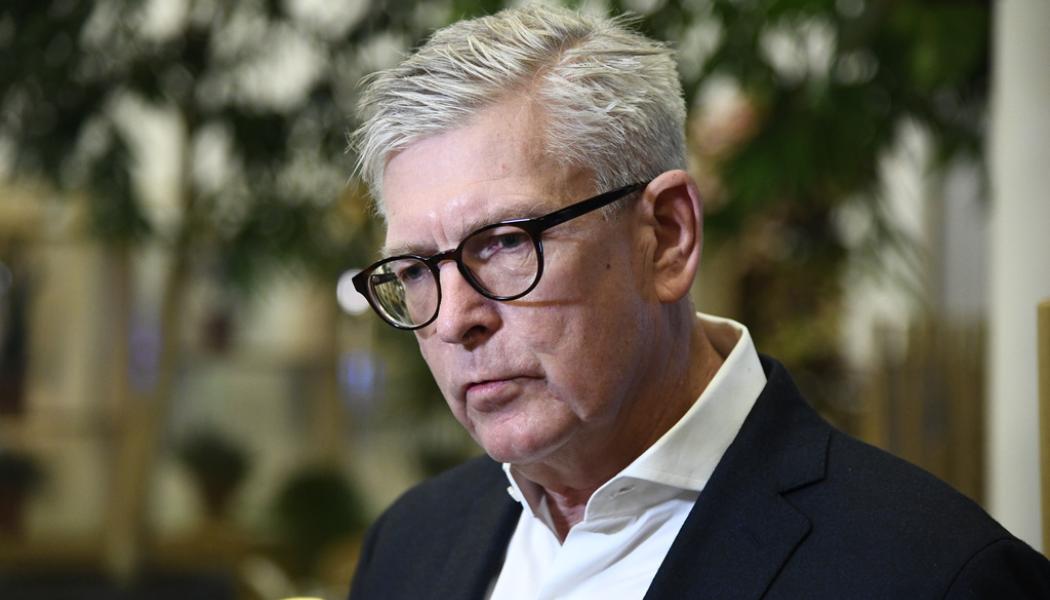 Lars Schröder/TT: Ericssons vd Börje Ekholm visar siffrorna. Arkivbild.
