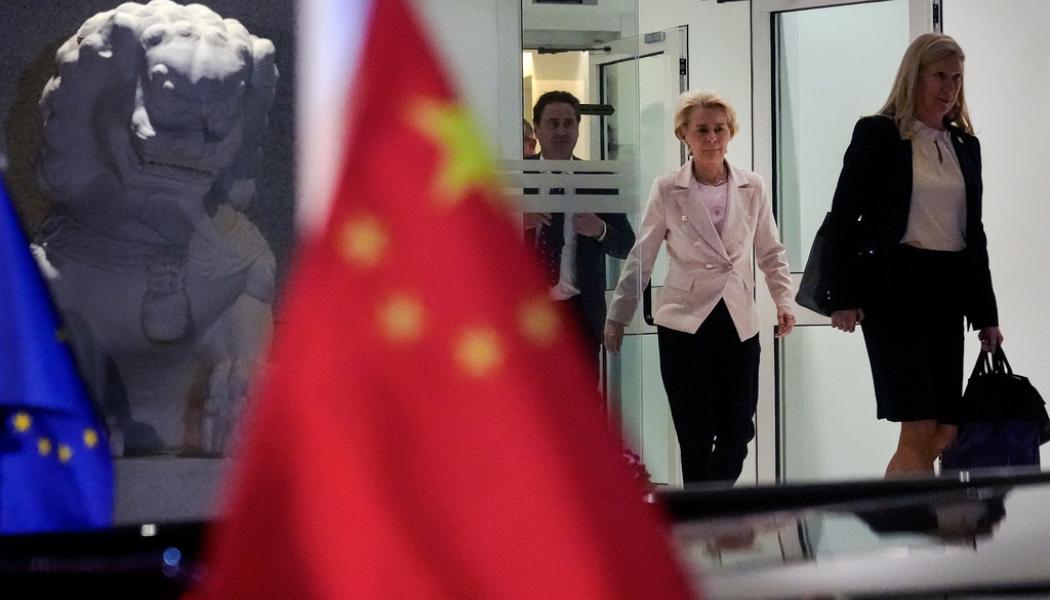 Andy Wong/AP/TT: EU-kommissionens ordförande Ursula von der Leyen under sitt besök i Peking i april i fjol. Arkivfoto.