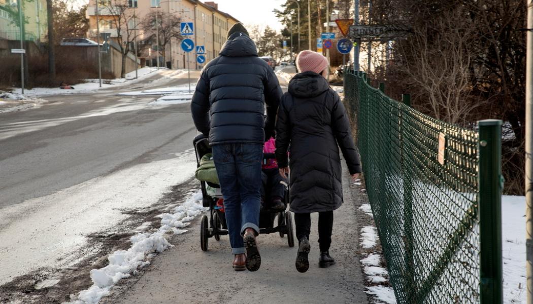 Martina Holmberg / TT: Barnfamiljer som har inkomster från två vuxna är en ny grupp som hör av sig till Kronofogden på grund av ökade utgifter. Arkivbild.