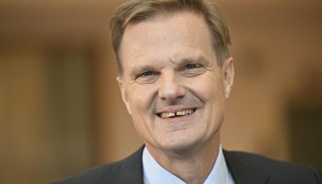 Henrik Montgomery/TT: Swedbank, med vd Jens Henriksson, höjer utdelningen efter ett rejält vinstlyft i räntechockens spår. Arkivbild