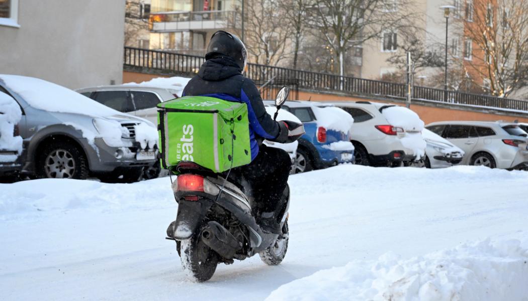 Janerik Henriksson/TT: Ett matbud på moped i Solna. Inom EU har en uppgörelse nu nåtts - för andra gången - om ramverk för vem som ska räknas som anställd inom den så kallade gigekonomin. Arkivfoto.