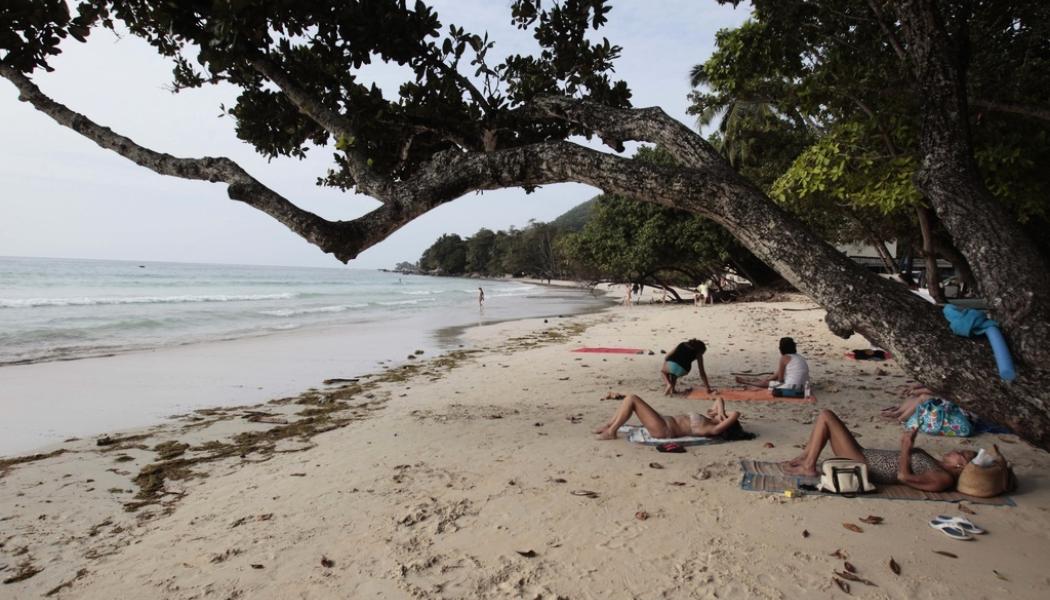 Gregorio Borgia/AP/TT: En strand på Seychellerna - som EU inte längre räknar som ett skatteparadis. Arkivfoto.