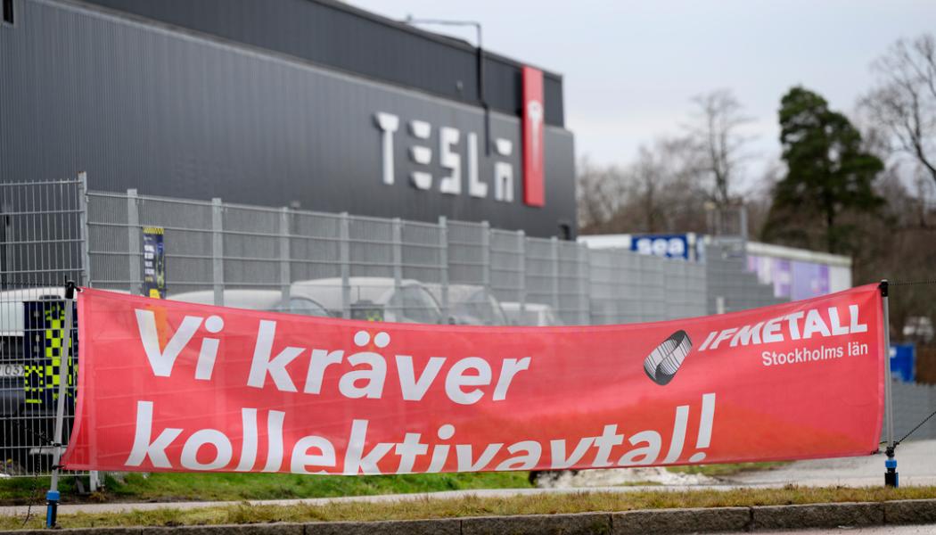 Jessica Gow/TT: Strejkskylt utanför Teslas Servicecenter i Segeltorp. Arkivbild.