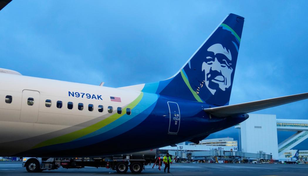 Lindsey Wasson/AP/TT: Ett Alaska Airlines-plan av samma modell som tappade en sidopanel mitt under en flygning. Arkivbild.