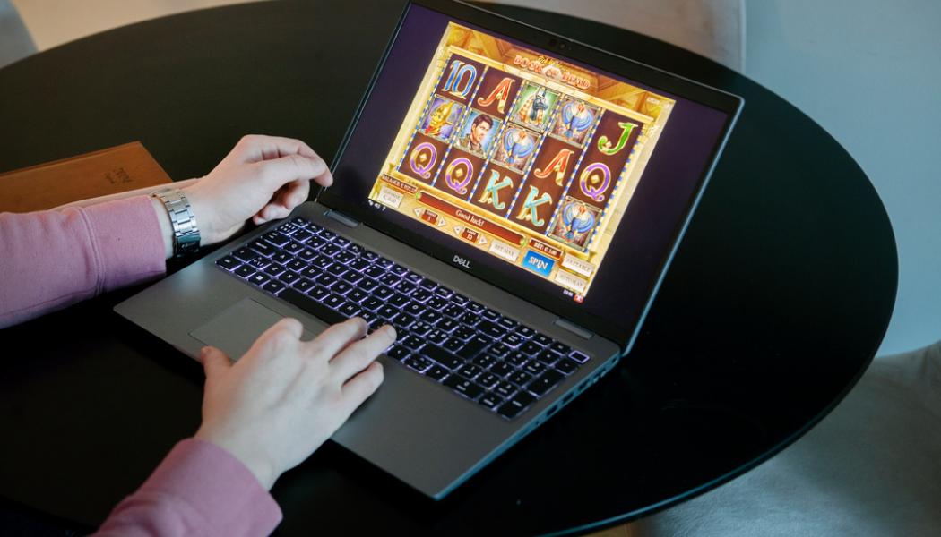 Mats Andersson/TT: Regeringen vill förbjuda betalning med kredit vid spel för att hindra att folk hamnar i skuldsättning. Arkivbild.