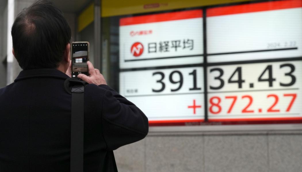Eugene Hoshiko/AP/TT: Tokyobörsen inleder handelsveckan glatt.