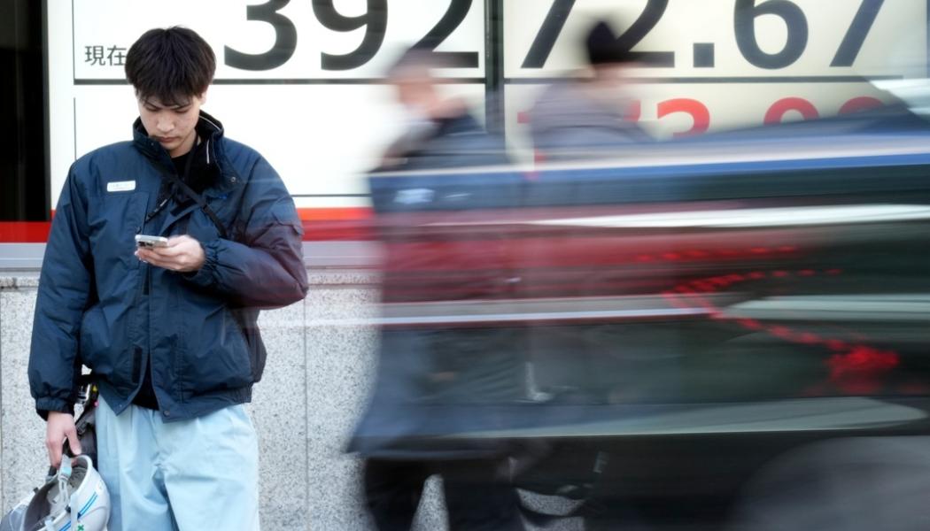Eugene Hoshiko/AP/TT: Utvecklingen gick åt olika håll på Asiens ledande börser under tisdagens inledande handel. Bild från i måndags.
