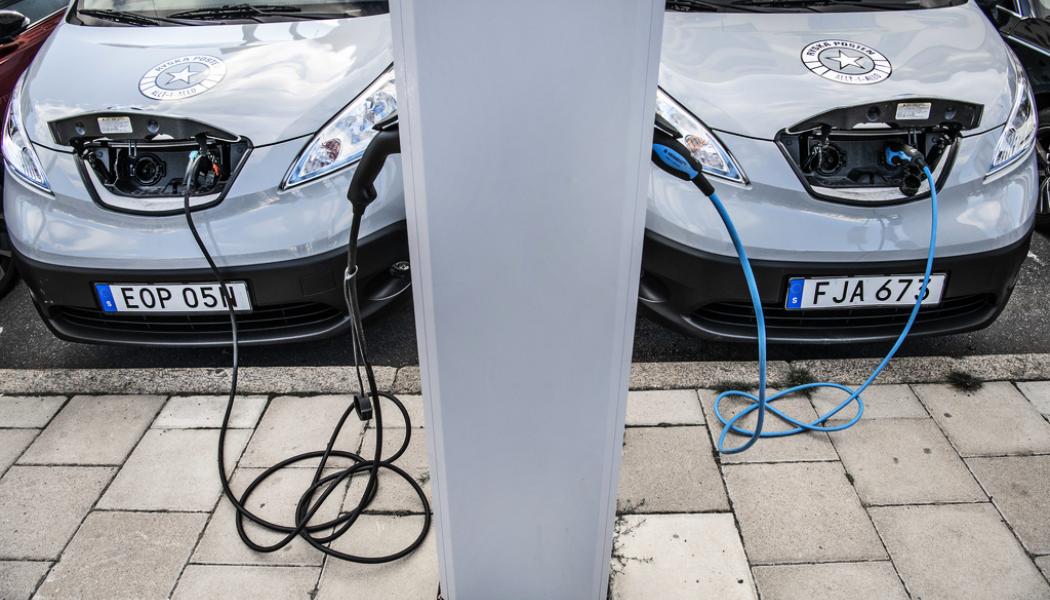 Tomas Oneborg/SvD/TT: Elbilar laddas vid en laddstolpe. Arkivbild.