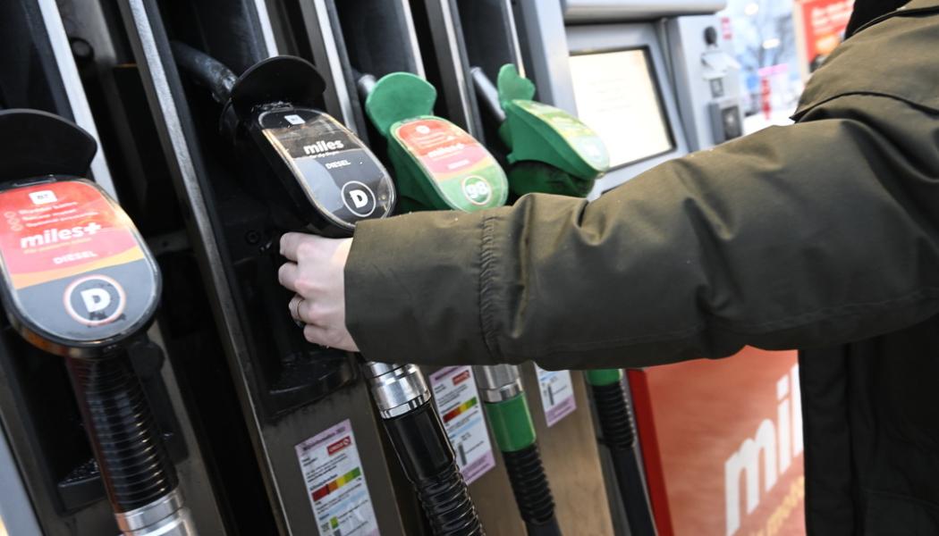 Fredrik Sandberg/TT: Sänkta priser på bensin och diesel. Arkivbild.