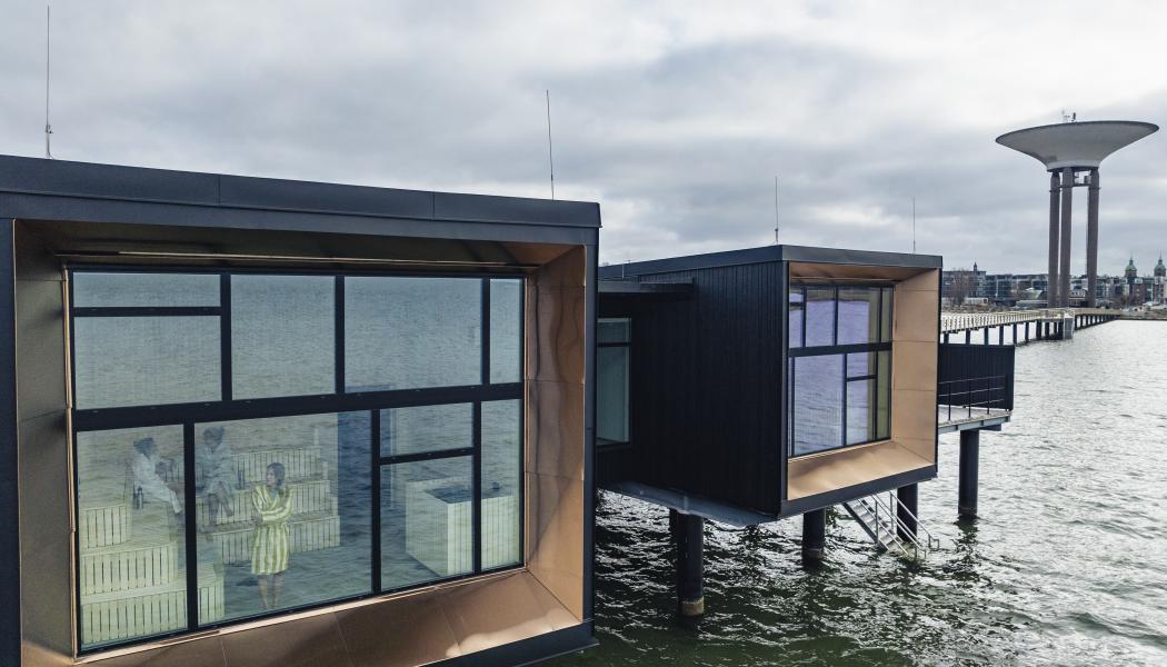 Landskronas nya kallbadhus, ritat av Magasin A arkitekter, belönas med Landskronas stadsbyggnadspris. Foto: Oskar Fäldt.