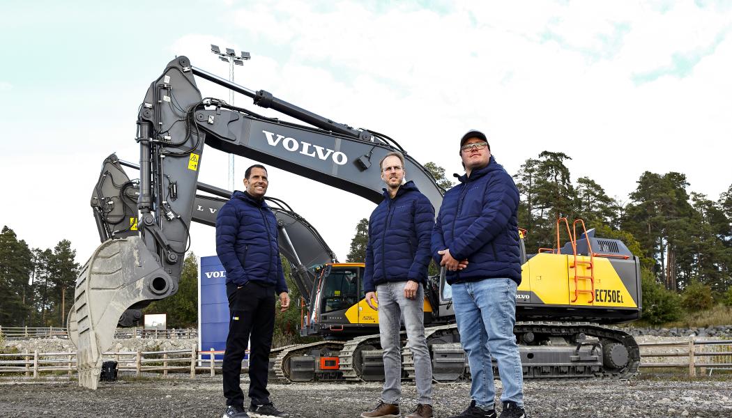 Lagledare Rickard Gerdlöf med förarna och finalisterna Pontus Eriksson och Anton Sjödoff.  Foto: Peter Holgersson