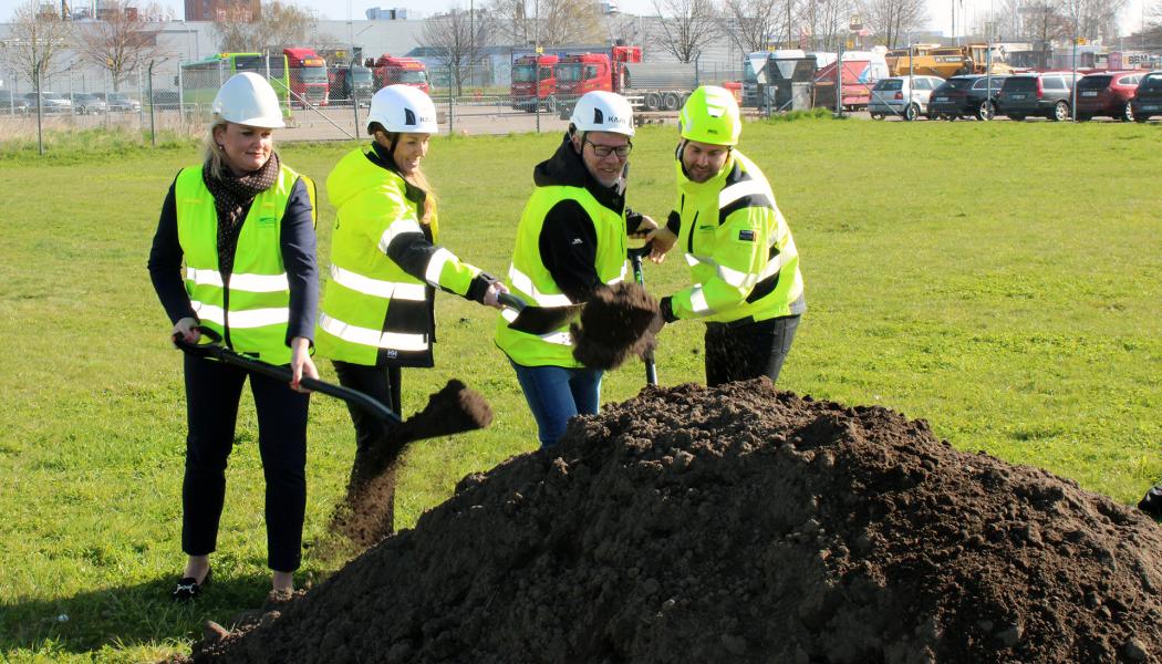 Det första spadtaget togs av Pernilla Anderberg, stadsdirektör i Landskrona stad, Emilie Condrup, vd på Akea, samt Johan Holmstedt, vd, och Andreas Rosén, projektledare, från Landskrona Energi. Pressbild: Landskrona Energi